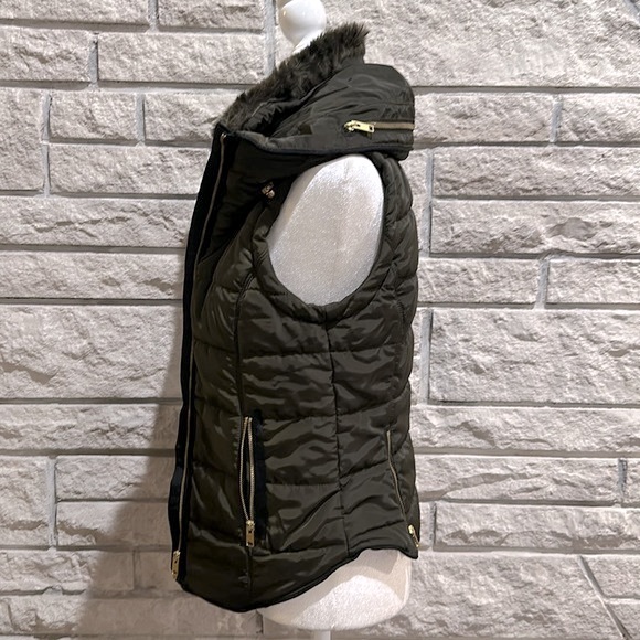 Puffer vest with fur neck and hidden hood - Picture 2 of 6